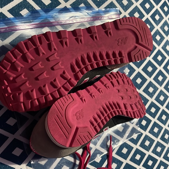 Worn twice WL501SHK New Balance sneakers in black/pink with white trim - Picture 4 of 5